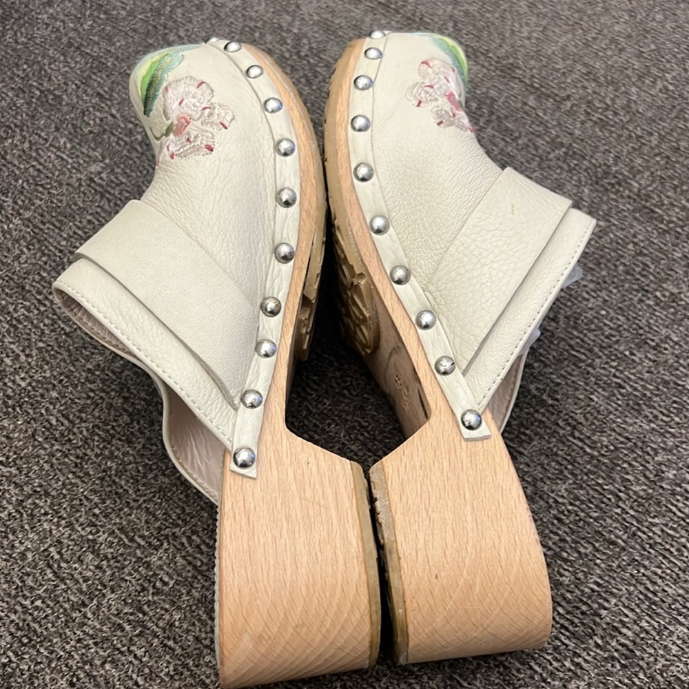 Christian Dior Embroidered Floral
Wooden Mules Size 35 - Picture 10 of 16